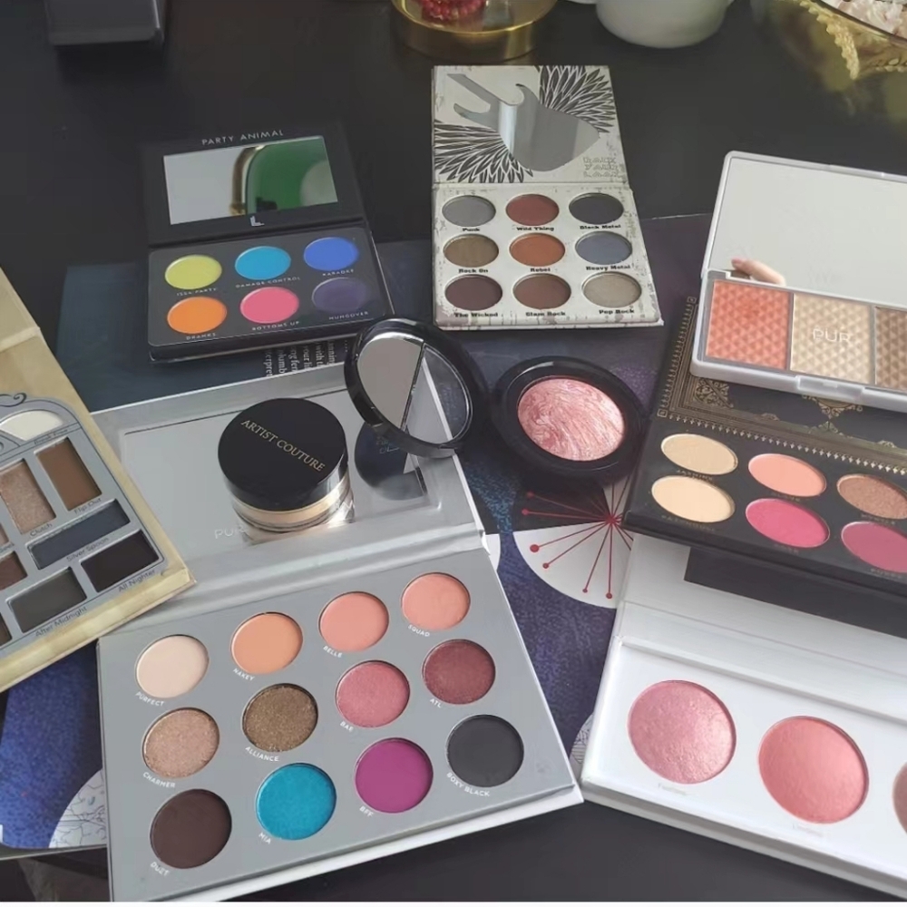 A bundle of 9 Eyeshadow Blush Bronzer & Contour